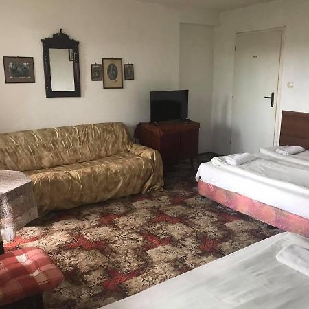 Guestrooms Ross เวลีคอเทอร์โนโว ภายนอก รูปภาพ