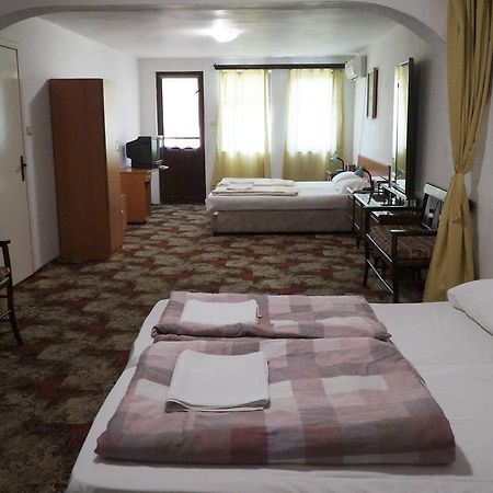 Guestrooms Ross เวลีคอเทอร์โนโว ภายนอก รูปภาพ