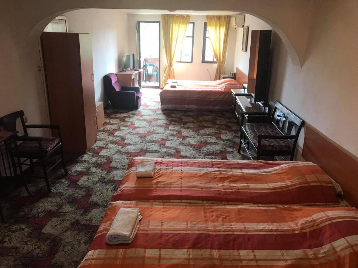 Guestrooms Ross เวลีคอเทอร์โนโว ภายนอก รูปภาพ