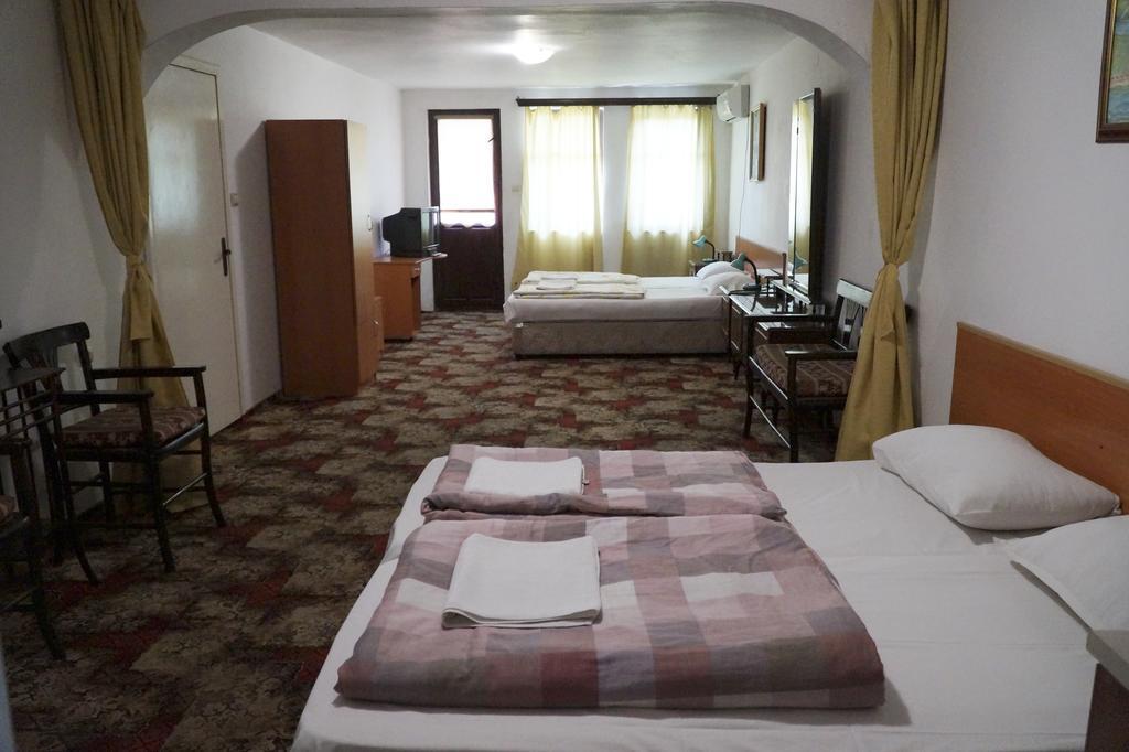 Guestrooms Ross เวลีคอเทอร์โนโว ภายนอก รูปภาพ